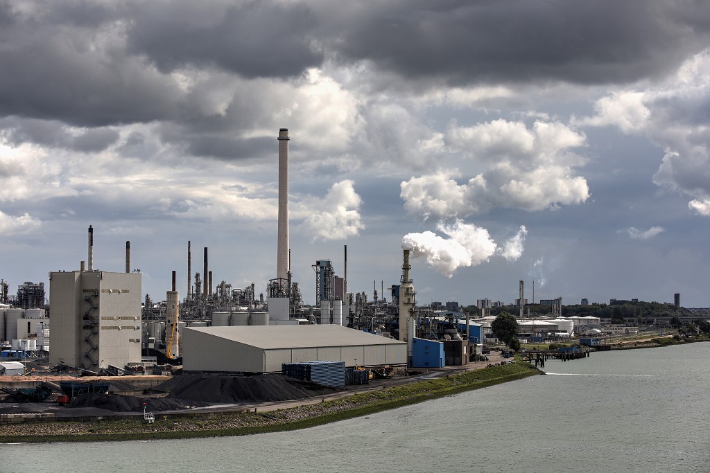 europoort maasvlakte rotterdam botlek haven scheepvaart industrie fabrieken marine transport overslag terminal portlantis ferry centrale